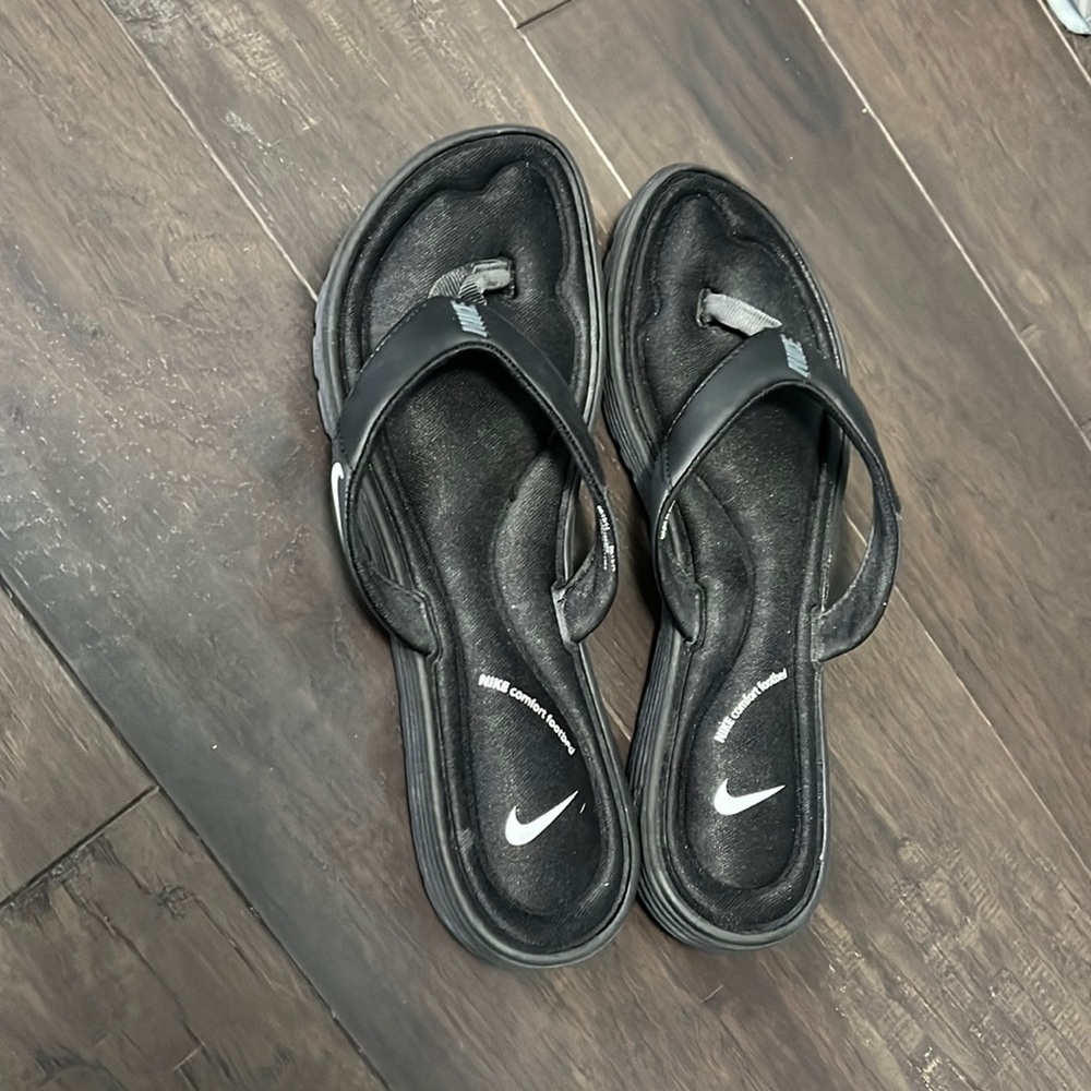 Women’s black Nike comfort flip flops, Size 8
